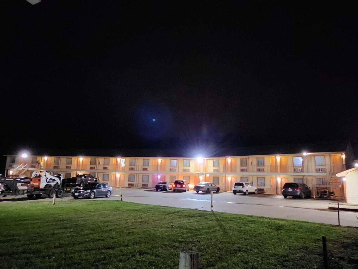 Regency Inn By Oyo Rockdale Tx Exterior foto