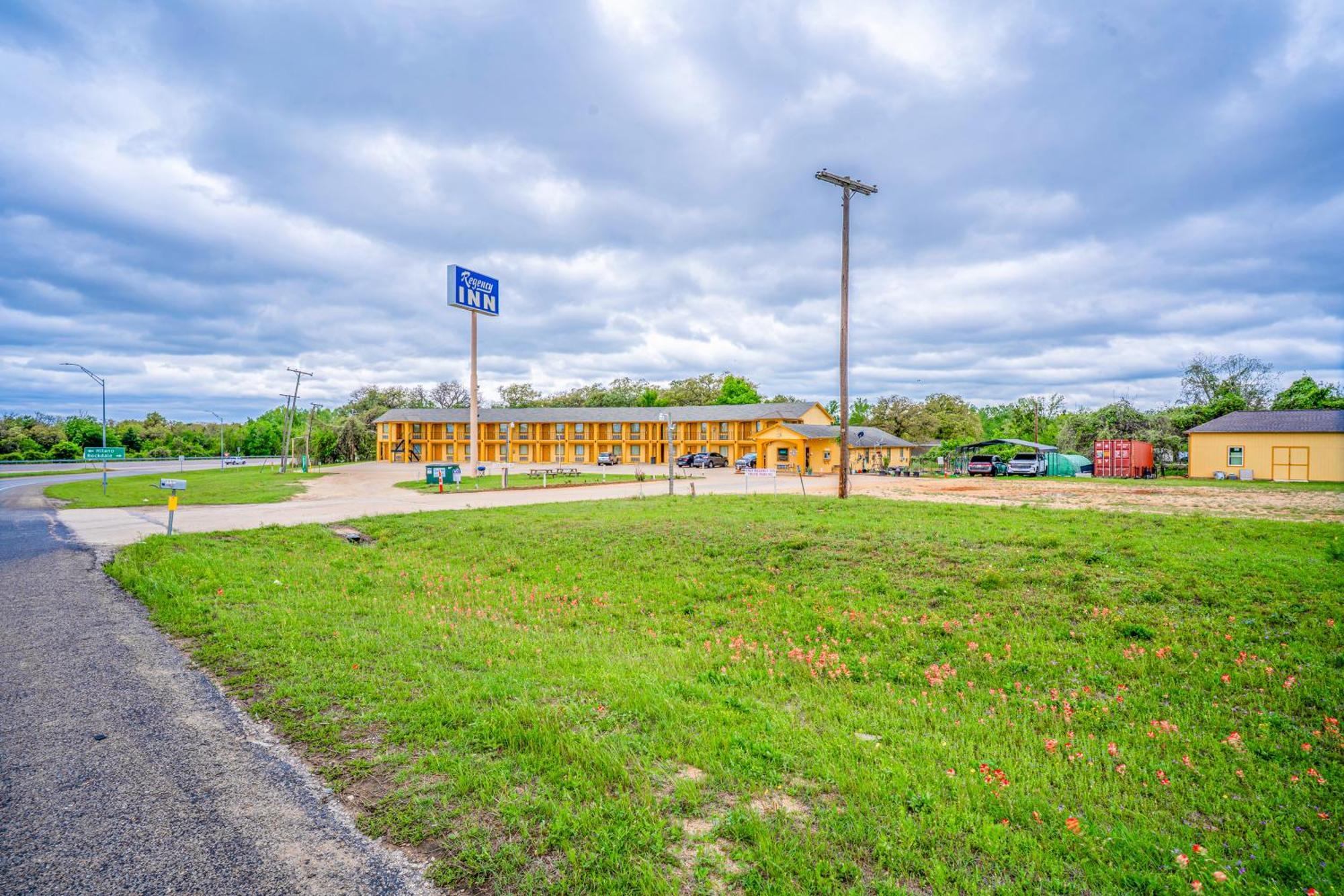 Regency Inn By Oyo Rockdale Tx Exterior foto