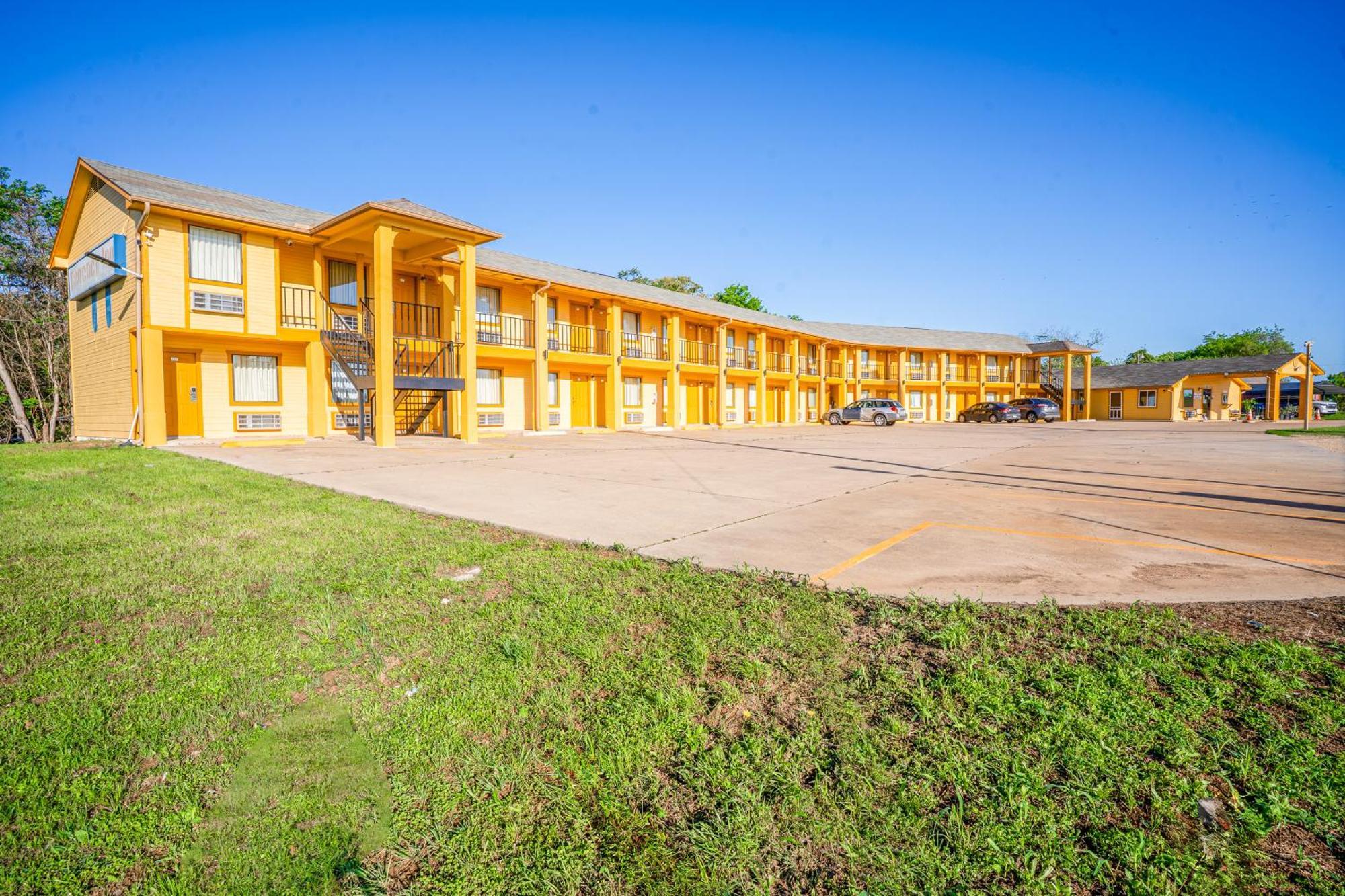 Regency Inn By Oyo Rockdale Tx Exterior foto