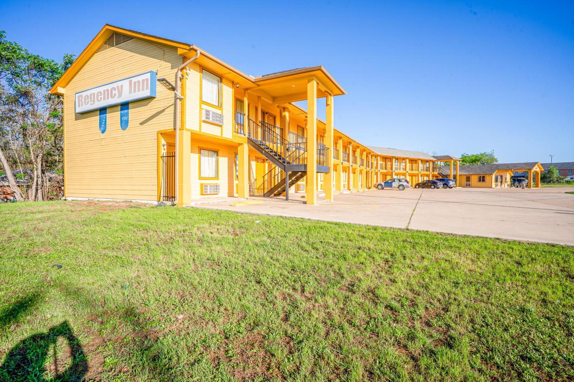 Regency Inn By Oyo Rockdale Tx Exterior foto