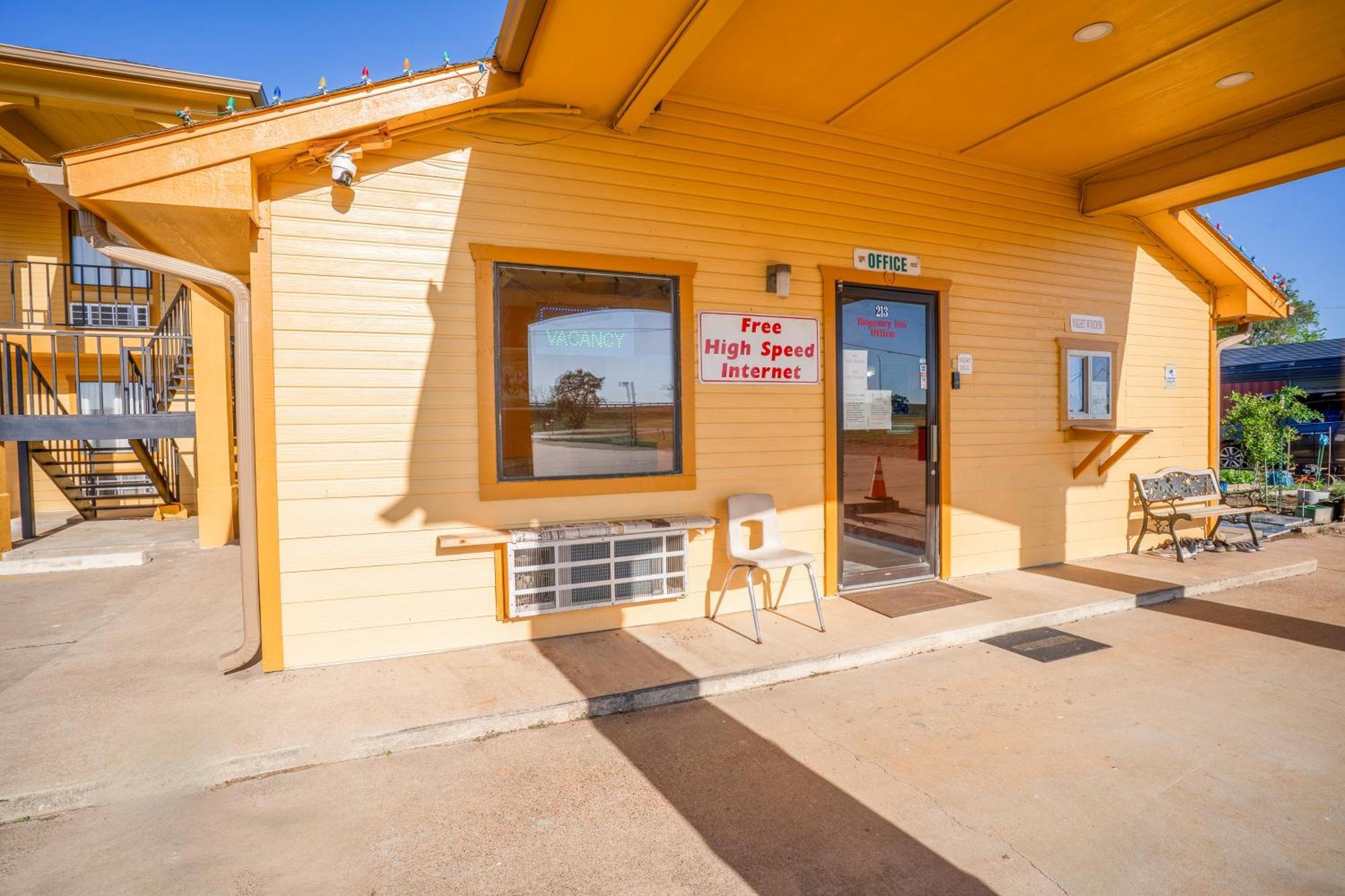 Regency Inn By Oyo Rockdale Tx Exterior foto