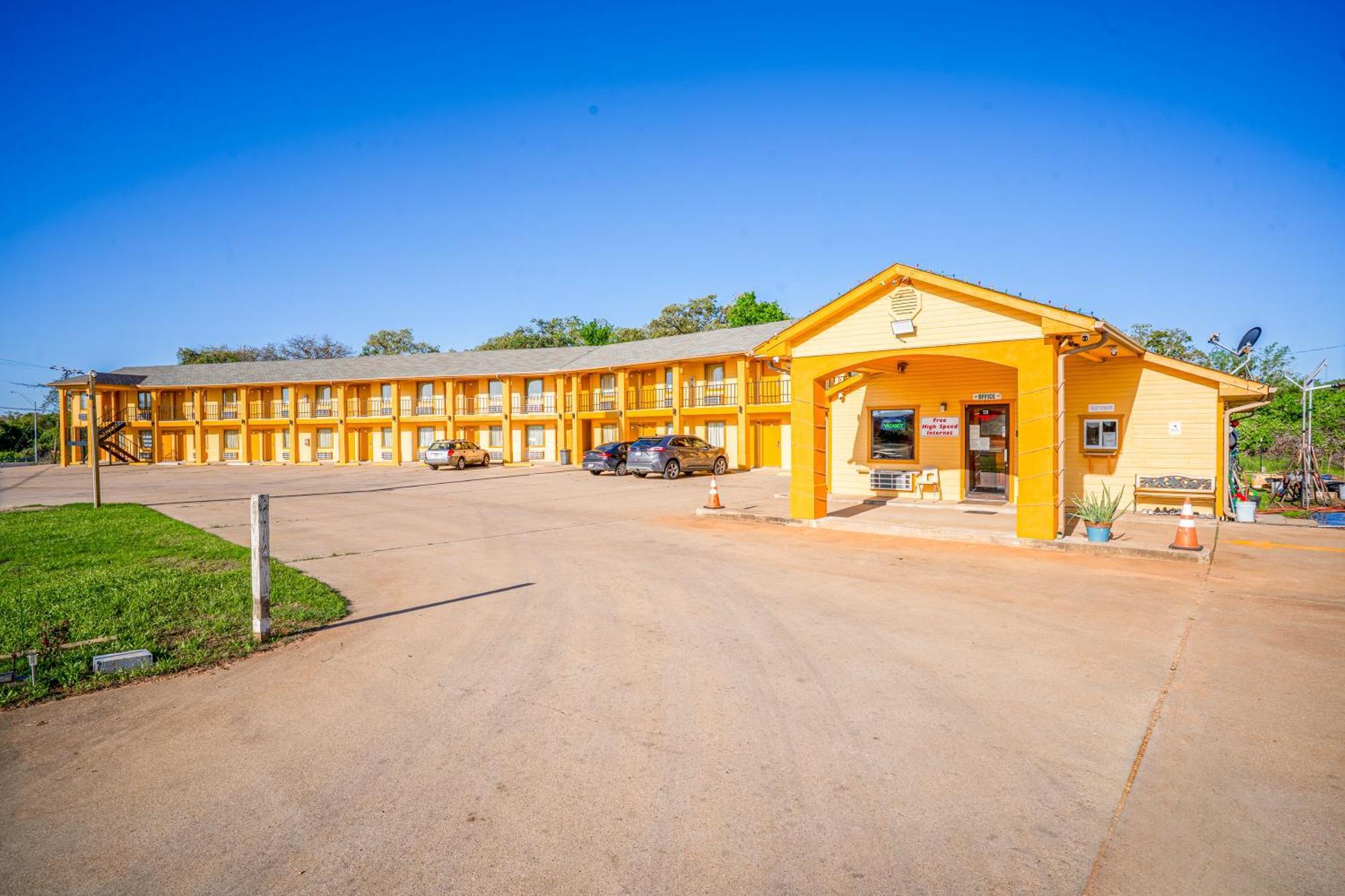 Regency Inn By Oyo Rockdale Tx Exterior foto