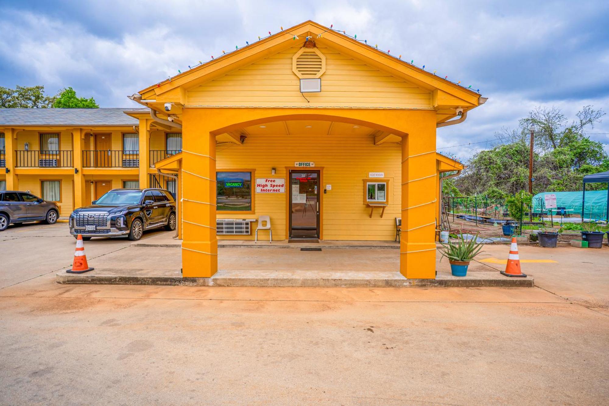 Regency Inn By Oyo Rockdale Tx Exterior foto